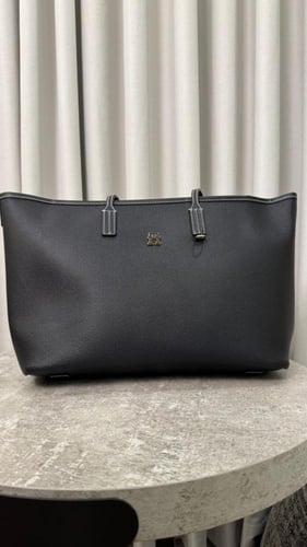 شنطه توت من تومي هيلفقر