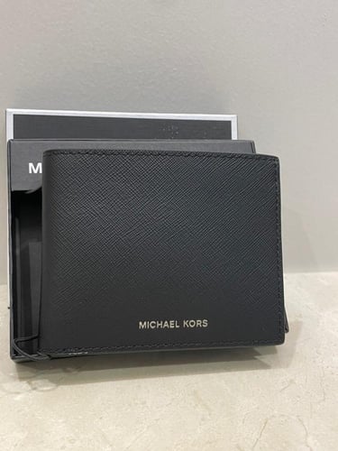 محفظة مايكل كورس فيها خدش بسيط