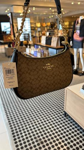 شنطة كتف من كوتش