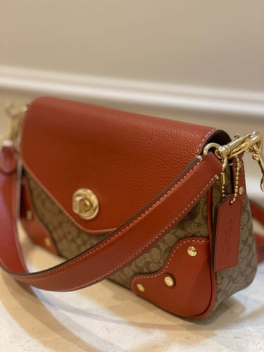 شنطة كتف من كوتش