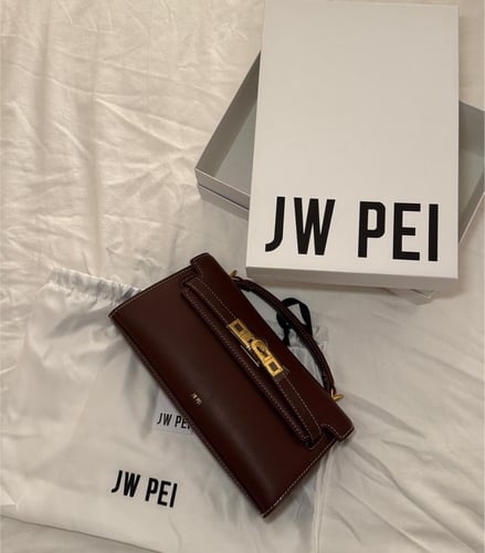 شنطة جي دبليو بي بني محمر