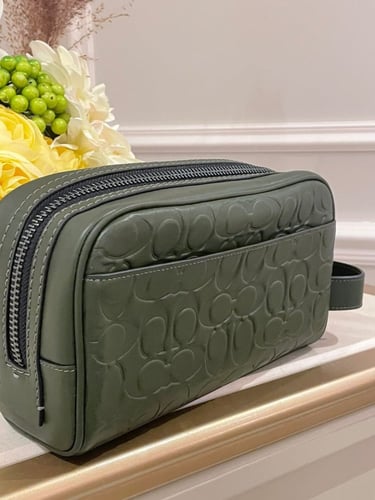 شنطة زيتي من كوتش رجاليه