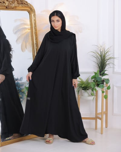 A closed abaya from the front with a zipper