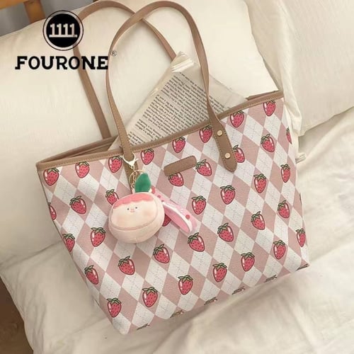 شنطة مع ميدالية