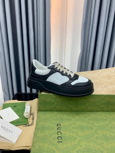 ‏Gucci Chunky B Sneakers