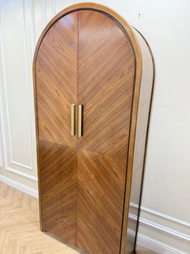 دولاب ملابس قشرة جوز – طراز حديث ومحوري