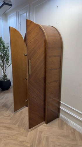 دولاب ملابس قشرة جوز – طراز حديث ومحوري