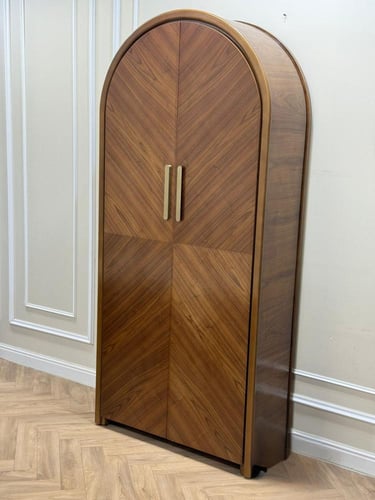 دولاب ملابس قشرة جوز – طراز حديث ومحوري