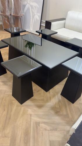 طقم طاولة خشبيه مع سطح زجاجي