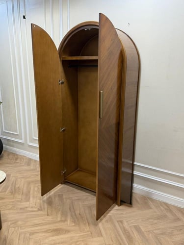 دولاب ملابس قشرة جوز – طراز حديث ومحوري