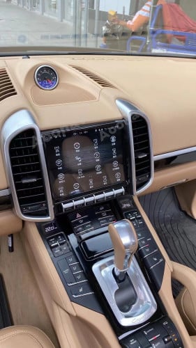 مشغل وسائط متعدد و GPS لبورش كايين (يتوفر بالطلب)