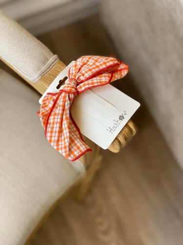 فيونكة شعر كبيره ( مُتوفره بِ عدة ألوان ) كاروهات...