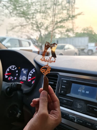 تعليقة ماسكين يد بعض مع كسرة العود