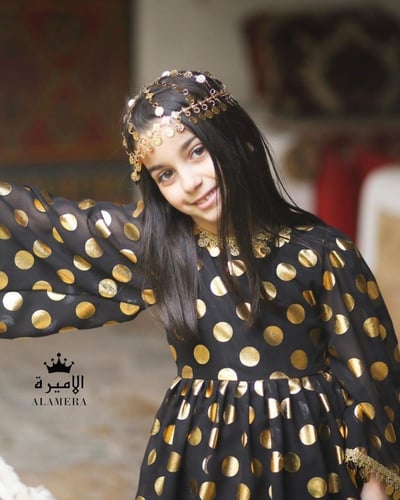 فستان اسود يوم التاسيس