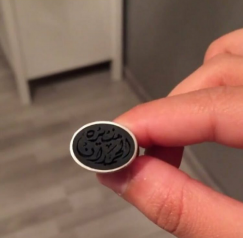 خاتم ملكي اسود بالاسم