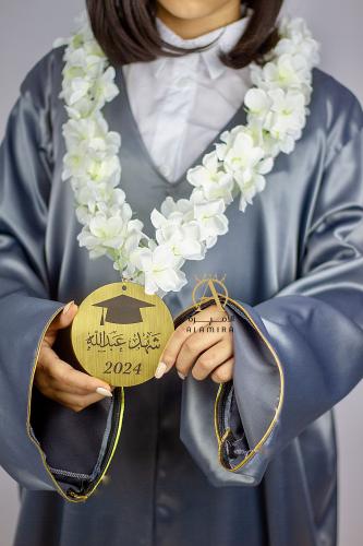 عقد تخرج بالاسم مع ورد