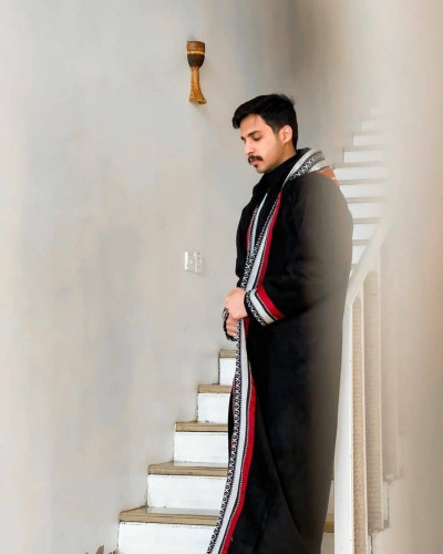 فروة اسود واحمر مطرز