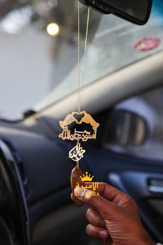 تعليقة كسرة العود بشكل قلب بيدين ترند