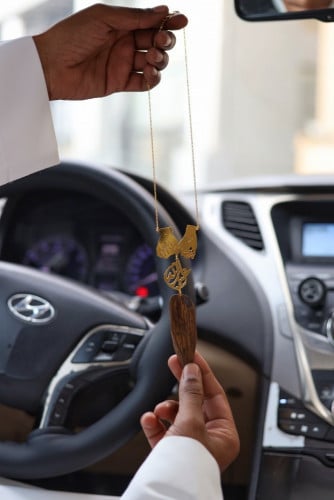 تعليقة ماسكين يد بعض مع كسرة العود