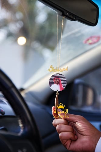 تعليقة سيارة بصورة مع كسرة العود