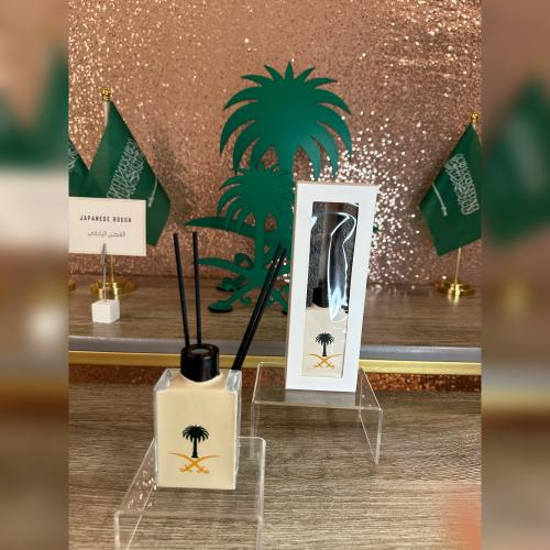 فواحه بعطور فرنسيه مميزه .. يميزها شعار سيفين ونخل...