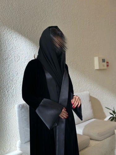 عباية مخمل مع اكمام طرف ميكادو وقطعه اسفل ميكادو