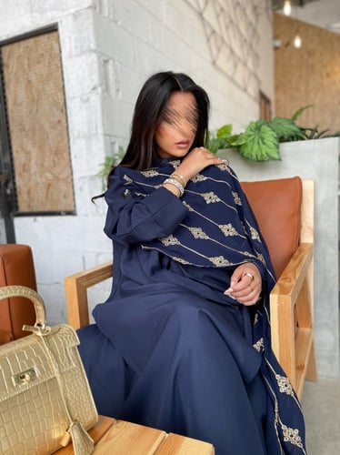 كريب كحلي نص كلوش مع شال شيفون مُطرز هندي ( يدودي...