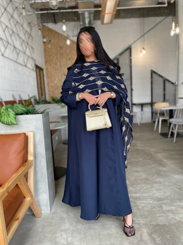 كريب كحلي نص كلوش مع شال شيفون مُطرز هندي ( يدودي...