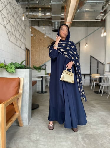 كريب كحلي نص كلوش مع شال شيفون مُطرز هندي ( يدودي...