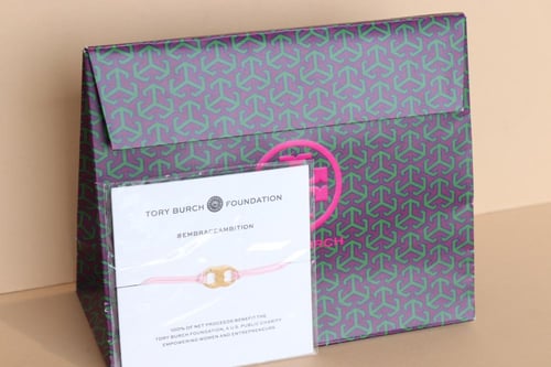 اسوارة توري بورش باللون الأحمر