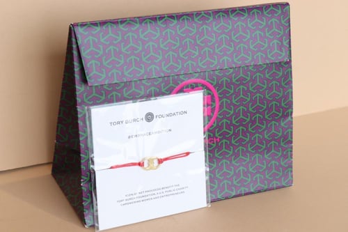 اسوارة توري بورش باللون الأحمر