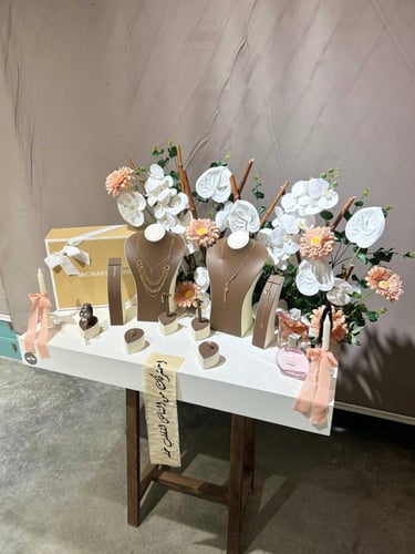 شبكة ملكة بتنسيق ورد صناعي