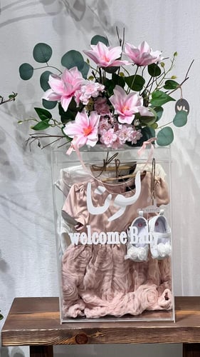 ستاند اكريلك بتنسيق وردي مع الاسم