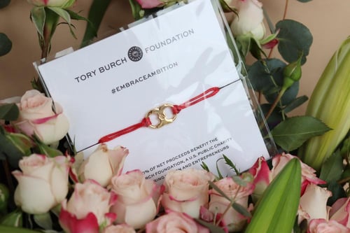 أسوارة توري بورش بتنسيق وردي