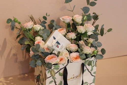 شوكلت انوش صغير مع تنسيق ورد فاتح