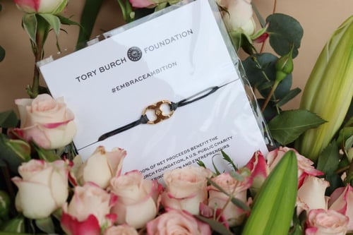 أسوارة توري بورش بتنسيق وردي