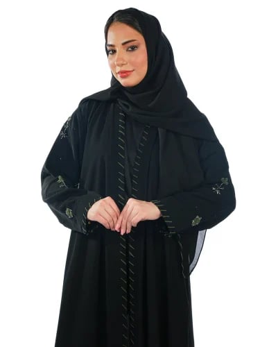 عباية سوداء فاخرة بتطريز أخضر وشك يدوي أنيق