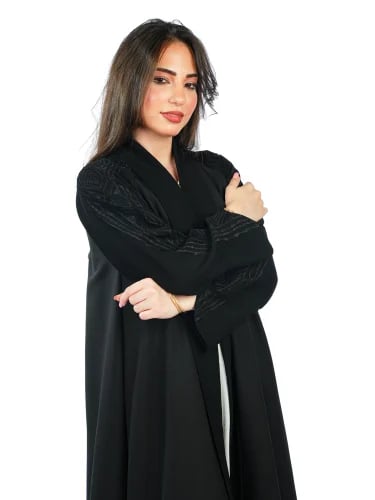عباية كلوش سوداء ، بقصة واسعة وتطريز أسود ناعم لإطلالة أنيقة
