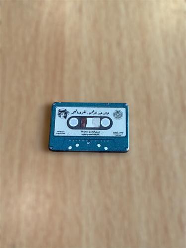 ملصق شريط مسجل مع صوره خالد عبدالرحمن