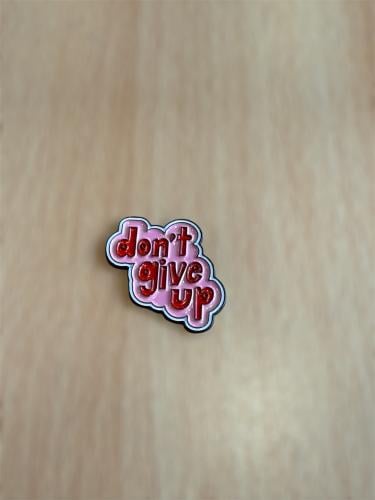 ملصق عباره لا تستسلم