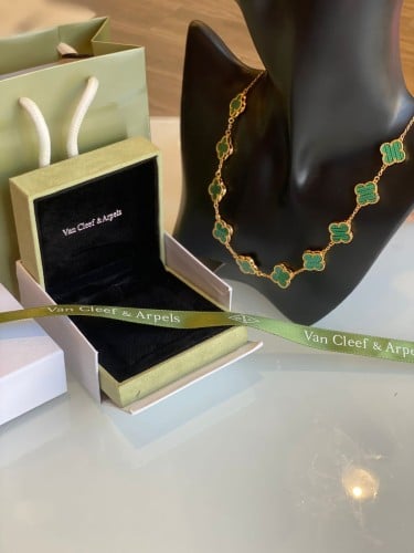 سلسال Van Cleef حلق اخضر