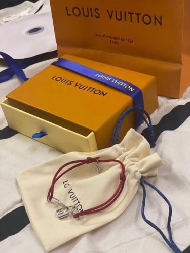 اسواره Lv بتصميم قفل فضي خيط احمر