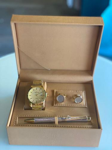 طقم ساعه مع كبك و قلم رقم 7