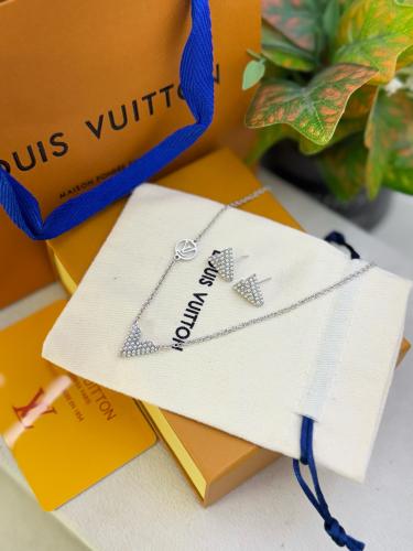 طقم سلسال Lv مع حلق فضي