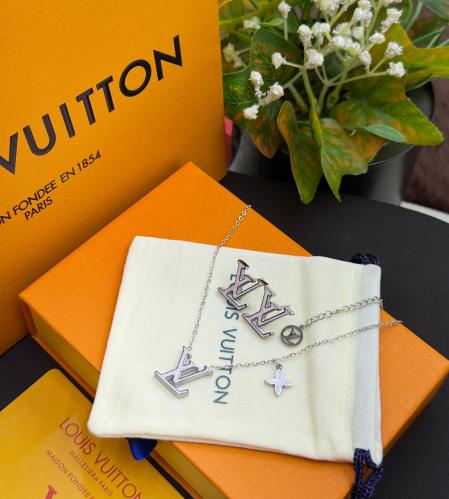 طقم سلسال Lv مع حلق فضي ملكي