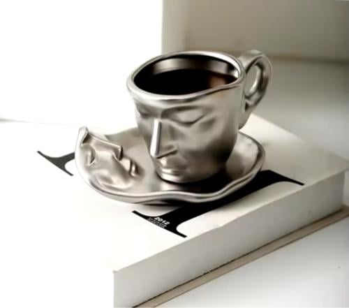 طقم سيراميك أوروبي بتصميم وجه سريالي لون فضي