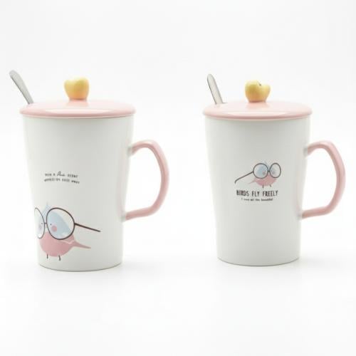 كوب سيراميك ابيض بغطاء وردي برسمة كتكوت وردي بالاض...