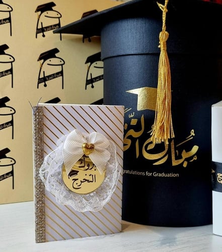 كرت فاخر لحفلات التخرج ذو غلاف أبيض ود وخطوط ذهبية...