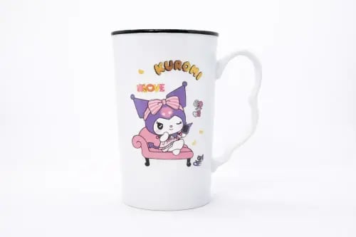 كوب سيراميك كورومي (Kuromi) طويل تجلس على أريكة بم...
