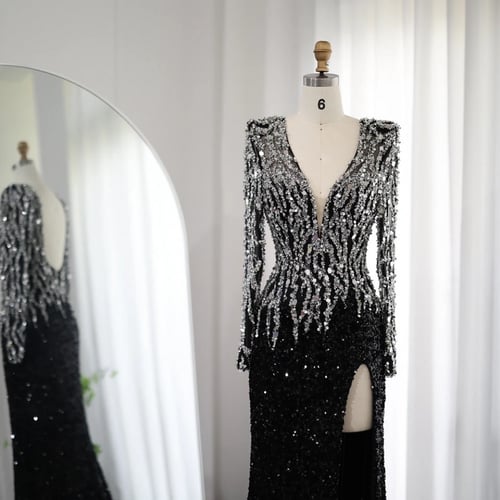 فستان بأكمام وتطريز فاخر